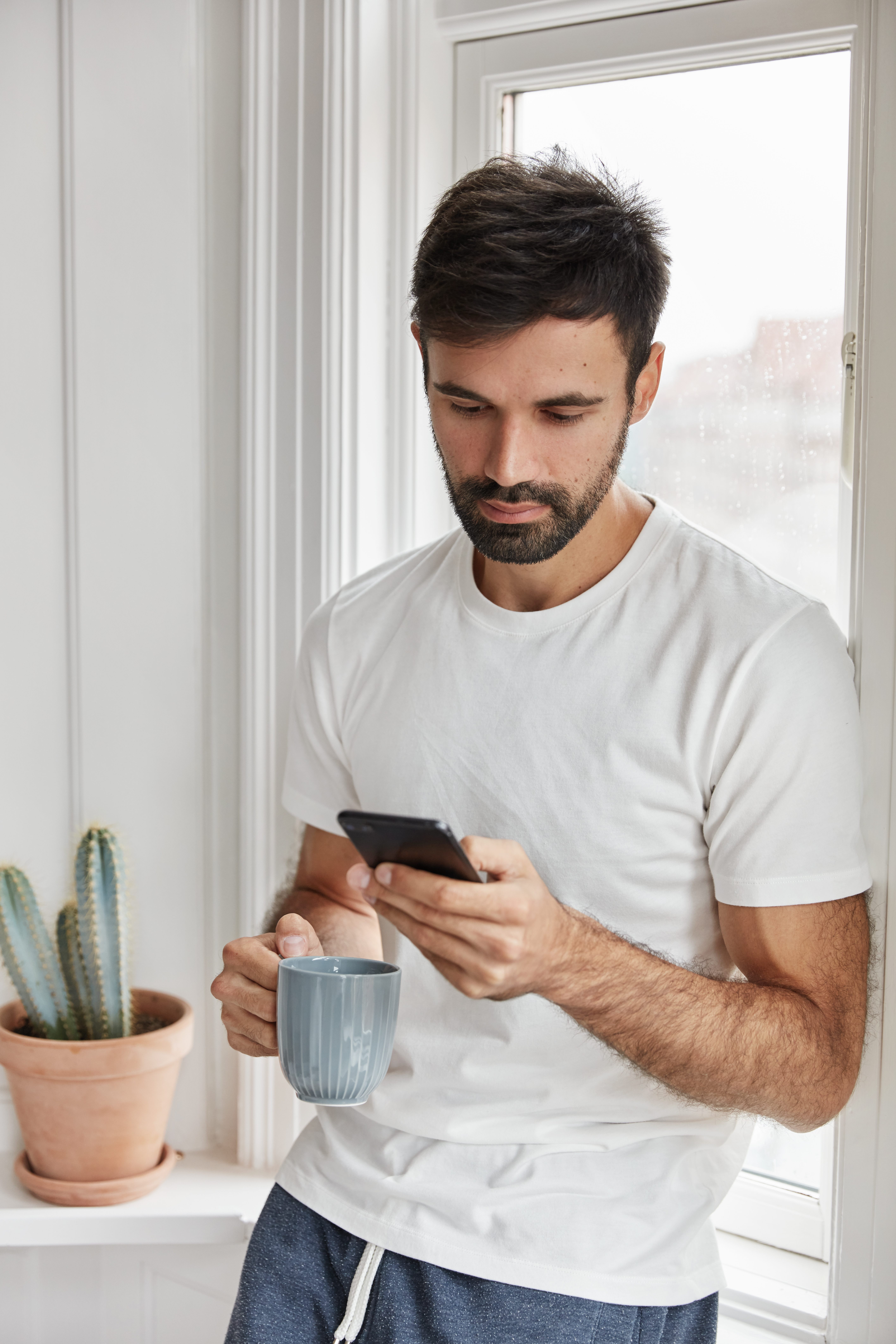 Hombre usando el móvil con BedGuest